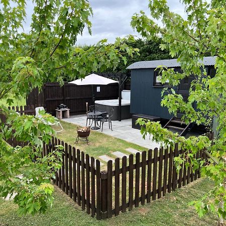Shepherds Hut With Hot Tub Wells Buitenkant foto