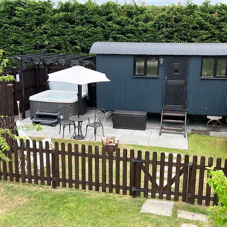 Shepherds Hut With Hot Tub Wells Buitenkant foto