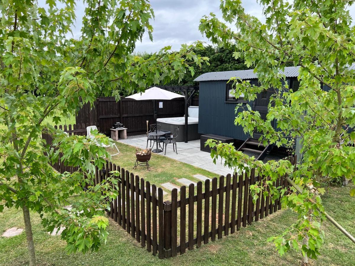 Shepherds Hut With Hot Tub Wells Buitenkant foto