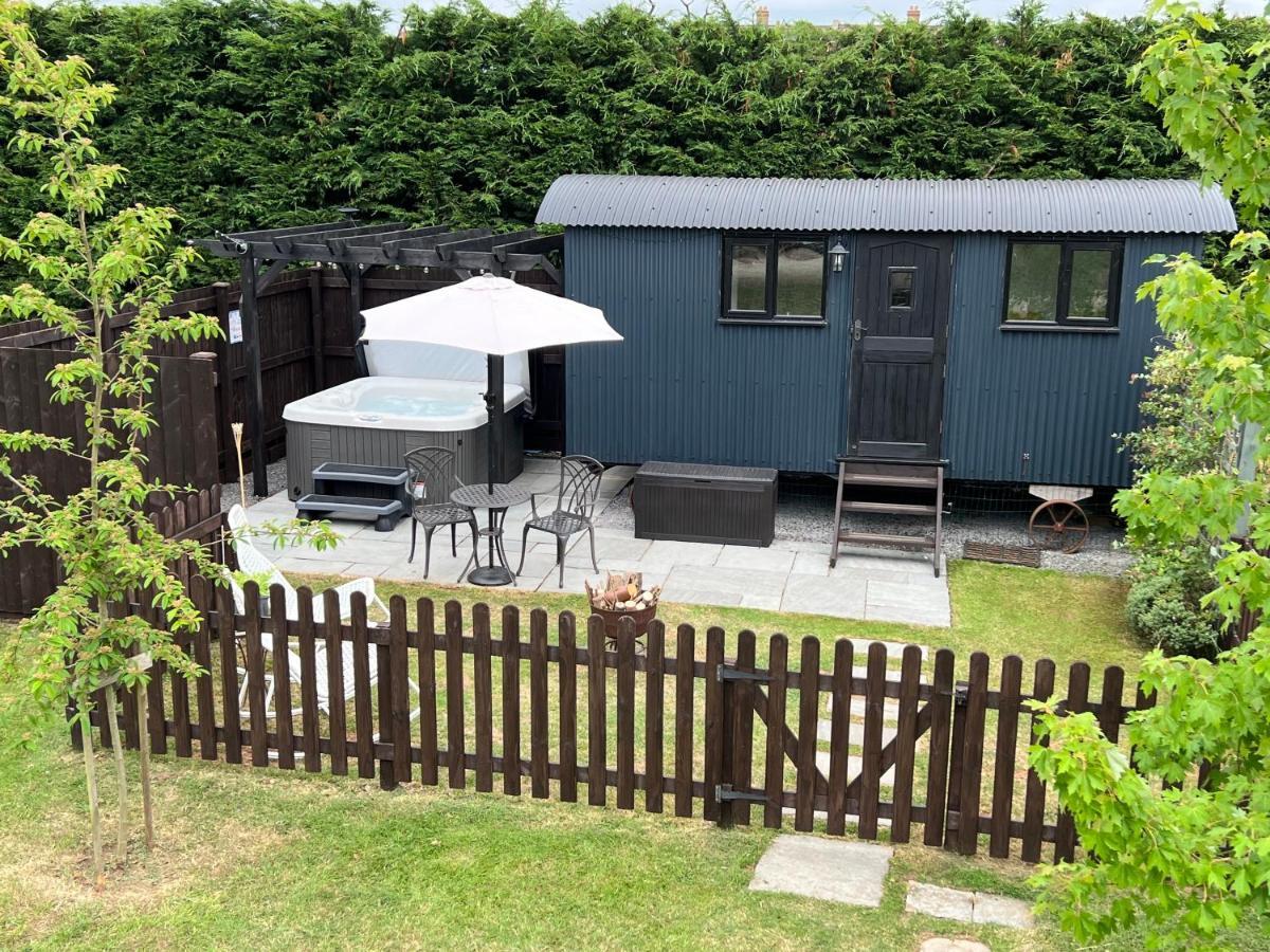 Shepherds Hut With Hot Tub Wells Buitenkant foto