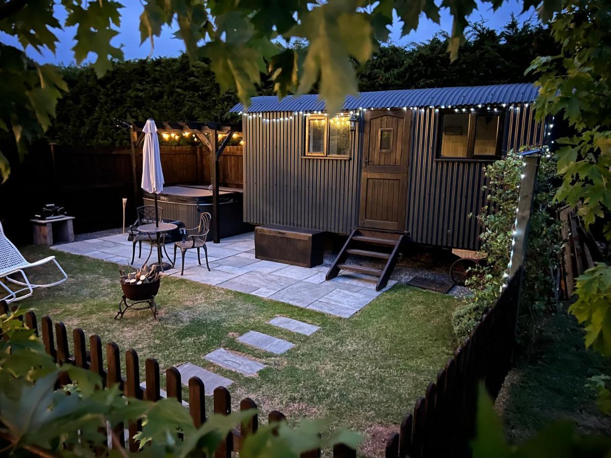 Shepherds Hut With Hot Tub Wells Buitenkant foto