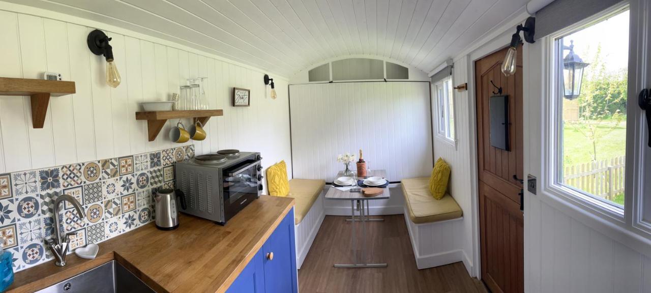 Shepherds Hut With Hot Tub Wells Buitenkant foto